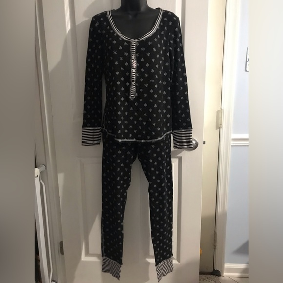 Rare Victoria’s Secret fireside thermal black with white snowflakes PJ set - Picture 2 of 16